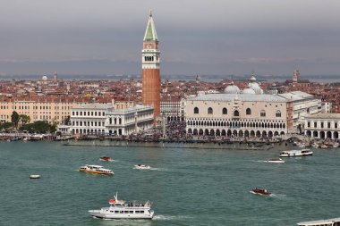 Venedik, İtalya - 30 Nisan 2019: Venedik 'teki St. Mark Meydanı Büyük Kanal boyunca binlerce turistin dolaştığı bir manzara.