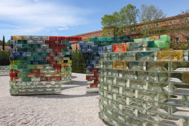  Venedik, San Giorgio Maggiore adasında 3000 cam tuğladan oluşan kavisli bir duvar..