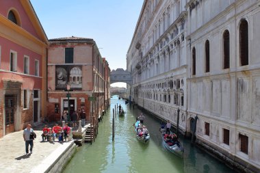 Venedik, İtalya - 27 Nisan 2019: Valilik Sarayı ile Venedik Hapishanesi Prigioni Nuove arasındaki İç Çekiş Köprüsü