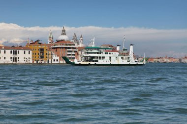 Venedik, İtalya - 27 Nisan 2019 Venedik 'in pitoresk mimarisini geçen Büyük Kanal boyunca büyük bir gemi.