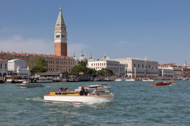 Venedik, İtalya - 01 Mayıs 2019: Birkaç tekne Venedik gölünün sularından geçiyor, Saint Mark Meydanı 'ndan geçiyor.