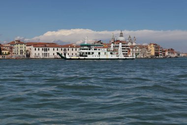 Venedik, İtalya - 27 Nisan 2019 Venedik 'in pitoresk mimarisini geçen Büyük Kanal boyunca büyük bir gemi.