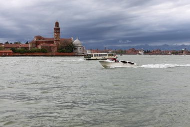 Venedik, İtalya - 28 Nisan 2019 - San Pietro Martire (Aziz Peter Martyr) ve çan kulesi Venedik yakınlarındaki Murano adasında yer alan bir Roma Katolik kilisesidir..
