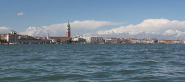 Venedik, İtalya - 27 Nisan 2019: Şehrin ikonik manzarası, sanat detayları ve su otobüsünden görülebilen mimari harikalar (Vaporetto).