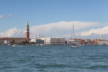 Venedik, İtalya - 27 Nisan 2019: Şehrin ikonik manzarası, sanat detayları ve su otobüsünden görülebilen mimari harikalar (Vaporetto).