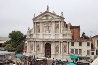 Venedik, İtalya - 29 Nisan 2019: Scalzi Kilisesi olarak da bilinen Santa Maria di Nazareth kilisesinin muhteşem dış cephesi Venedik 'in Cannaregio bölgesinde yer almaktadır.