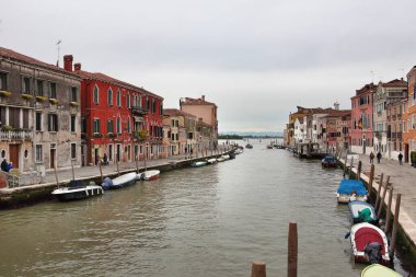 Venedik, İtalya 29 Nisan 2019, bulutlu bir gün. Venedik 'teki turist kalabalığından uzakta, tekne trafiği şöyle dursun keşfedilecek bir sürü güzel mahalle var.