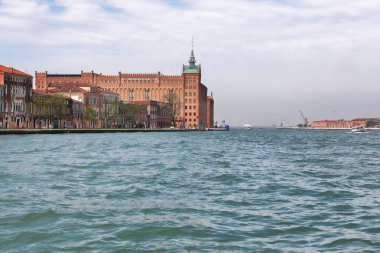 Venedik, İtalya - 30 Nisan 2019 - Hilton Molino Stucky Giudecca adasında bulunan bir oteldir. Bina aslında bir un değirmeniydi, ama bir otele dönüştürüldü..