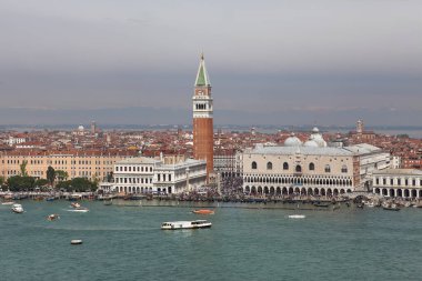 Venedik, İtalya - 30 Nisan 2019: Venedik 'in San Giorgio Maggiore Adası Campanile Kulesi' nden Üst Panoramik Manzarası .
