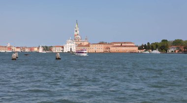 Venedik, İtalya - 01 Mayıs 2019: San Giorgio Maggiore Benedictine Kilisesi Giudecca adasındaki Fondamenta gezinti alanı boyunca yer almaktadır..