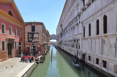 Venedik, İtalya - 27 Nisan 2019: Valilik Sarayı ile Venedik Hapishanesi Prigioni Nuove arasındaki İç Çekiş Köprüsü