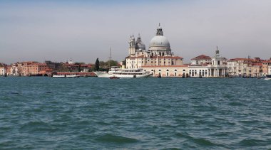 Venedik, İtalya - 30 Nisan 2019: Basilica di Santa Maria della Salute Punta della Dogana 'da vebadan kurtulanlar tarafından kurtarıldıkları için şükran günü olarak görevlendirilmiştir..