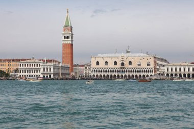 Venedik, İtalya - 30 Nisan 2019: Venedik 'teki St. Mark Meydanı Büyük Kanal boyunca binlerce turistin dolaştığı bir manzara.