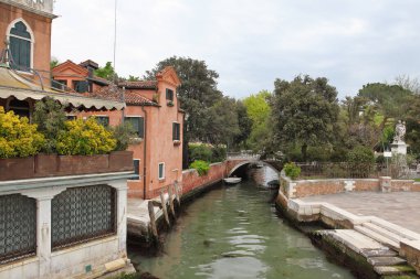 Venedik, İtalya - 30 Nisan 2019: Venedik, turist kalabalığından uzakta keşfedilecek birçok güzel mahalle ve parka sahiptir..