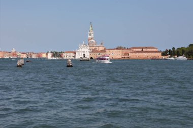 Venedik, İtalya - 01 Mayıs 2019: San Giorgio Maggiore Benedictine Kilisesi Giudecca adasındaki Fondamenta gezinti alanı boyunca yer almaktadır..