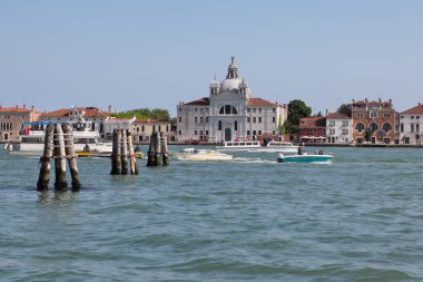Venedik, İtalya - 01 Mayıs 2019: San Giorgio Maggiore Benedictine Kilisesi Giudecca adasındaki Fondamenta gezinti alanı boyunca yer almaktadır..