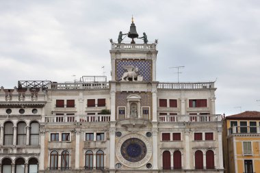 Venedik, İtalya - 30 Nisan 2019: St. Mark 's Saat Kulesi (Torre dell' Orologio) St. Mark Meydanı 'nda zodyak işaretli astronomik bir saate sahiptir..