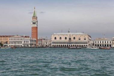 Venedik, İtalya - 30 Nisan 2019: San Giorgio Maggiore Kilisesi 'nin çan kulesinden St. Mark Meydanı manzarası. Kanal Giudecca Adası 'nı Dorsoduro bölgesinden ayırır..