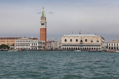 Venedik, İtalya - 30 Nisan 2019: San Giorgio Maggiore Kilisesi 'nin çan kulesinden St. Mark Meydanı manzarası. Kanal Giudecca Adası 'nı Dorsoduro bölgesinden ayırır..