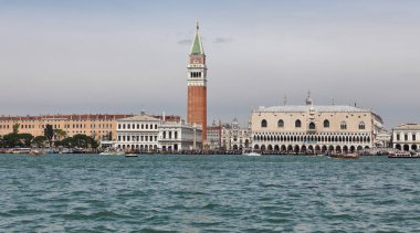 Venedik, İtalya - 30 Nisan 2019: San Giorgio Maggiore Kilisesi 'nin çan kulesinden St. Mark Meydanı manzarası. Kanal Giudecca Adası 'nı Dorsoduro bölgesinden ayırır..