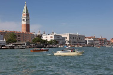 Venedik, İtalya - 01 Mayıs 2019: Birkaç tekne Venedik gölünün sularından geçiyor, Saint Mark Meydanı 'ndan geçiyor.