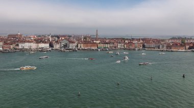 Venedik, İtalya - 30 Nisan 2019: Şehrin ikonik manzarası, sanat detayları ve San Giorgio Maggiore kilisesinin çan kulesinden görülebilen mimari mucizeleri. 