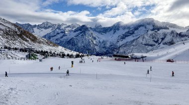 PASSO DEL TONALE, İtalya - 16 Ocak 2025 Passo del Tonale kayak merkezindeki nefes kesici kış manzarası, görkemli İtalyan Alpleri.