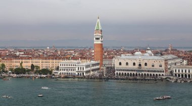 Venedik, İtalya - 30 Nisan 2019: Venedik 'teki St. Mark Meydanı Büyük Kanal boyunca binlerce turistin dolaştığı bir manzara.