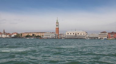 Venedik, İtalya - 30 Nisan 2019: Venedik 'teki St. Mark Meydanı Büyük Kanal boyunca binlerce turistin dolaştığı bir manzara.