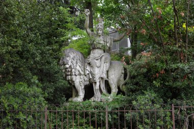 Venedik, İtalya - 30 Nisan 2019: 1830 'da Giardini della Biennale' de bir Baykuş ve Adriyatik Aslanı 'nın yer aldığı Antonio Giaccarell-Minerva heykeli.