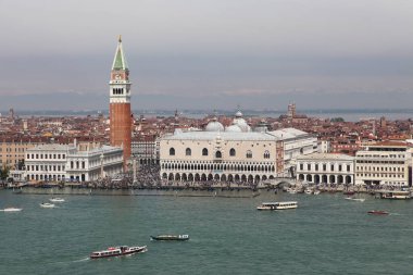 Venedik, İtalya - 30 Nisan 2019: Venedik 'teki St. Mark Meydanı Büyük Kanal boyunca binlerce turistin dolaştığı bir manzara.