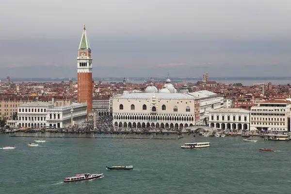 Venedik, İtalya - 30 Nisan 2019: Venedik 'teki St. Mark Meydanı Büyük Kanal boyunca binlerce turistin dolaştığı bir manzara.