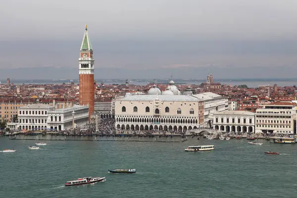 Venedik, İtalya - 30 Nisan 2019: Venedik 'teki St. Mark Meydanı Büyük Kanal boyunca binlerce turistin dolaştığı bir manzara.