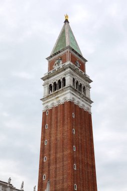 Venedik, İtalya - 30 Nisan 2019: St. Mark Meydanı 'ndaki Campanile çan kulesi.