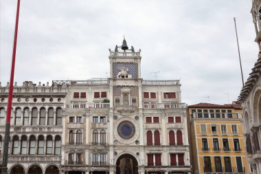 Venedik, İtalya - 30 Nisan 2019: St. Mark 's Saat Kulesi (Torre dell' Orologio) St. Mark Meydanı 'nda zodyak işaretli astronomik bir saate sahiptir..