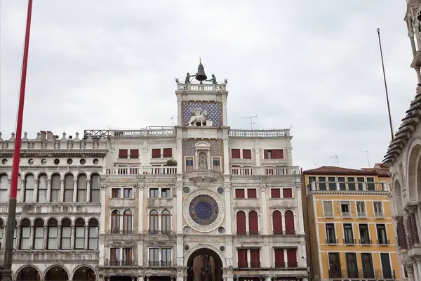 Venedik, İtalya - 30 Nisan 2019: St. Mark 's Saat Kulesi (Torre dell' Orologio) St. Mark Meydanı 'nda zodyak işaretli astronomik bir saate sahiptir..
