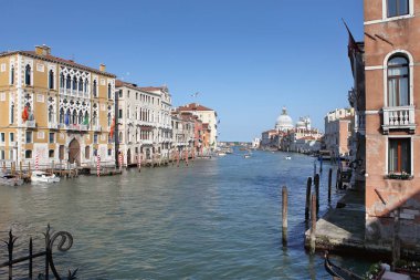 Venedik, İtalya - 01 Mayıs 2019: Büyük Kanal ve Basilica di Santa Maria della Salute 'un çarpıcı manzarası.