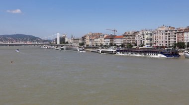 BUDAPEST, HUNGARY - 30 HAZİRAN 2018: seyir gemisi terminali. Buda ve Pest 'i Tuna Nehri' ne bağlayan Özgürlük Köprüsü 'nden görüntü.