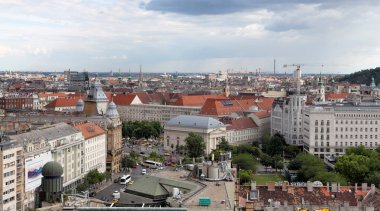 BUDAPEST, HUNGARY - 25 Haziran 2018: Saint Stephen Bazilika 'nın tepesinden Budapeşte' nin gökyüzü manzarası