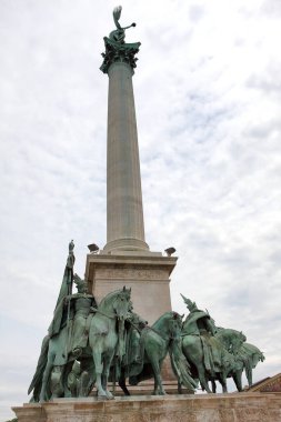 BUDAPEST, HUNGARY - 27 Haziran 2018: Macaristan 'ın Budapeşte Meydanı' ndaki Milenyum Anıtı 'nın Efsanevi Macar Şefleri, heykel grubu