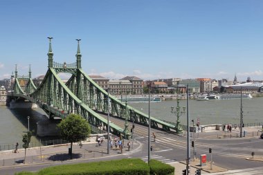 Budapeşte, Macaristan - 30 Haziran 2018: Yeşil Özgürlük Köprüsü, Tuna Nehri üzerinden Buda ve Pest 'i birbirine bağlıyor.