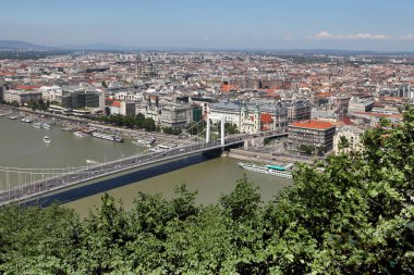 BUDAPEST, HUNGARY - 30 HAZİRAN 2018 Macaristan 'ın Budapeşte şehrinin yüksek açılı manzarası