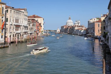 Venedik, İtalya - 01 Mayıs 2019: Büyük Kanal ve Basilica di Santa Maria della Salute 'un çarpıcı manzarası.