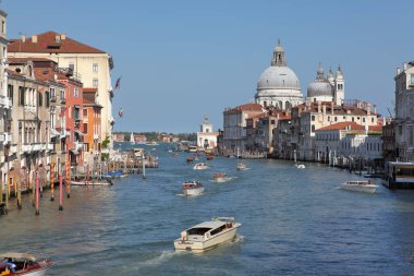 Venedik, İtalya - 01 Mayıs 2019: Büyük Kanal ve Basilica di Santa Maria della Salute 'un çarpıcı manzarası.