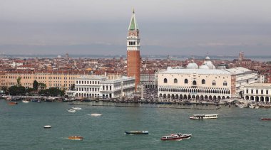 Venedik, İtalya - 30 Nisan 2019: Venedik 'teki St. Mark Meydanı Büyük Kanal boyunca binlerce turistin dolaştığı bir manzara.