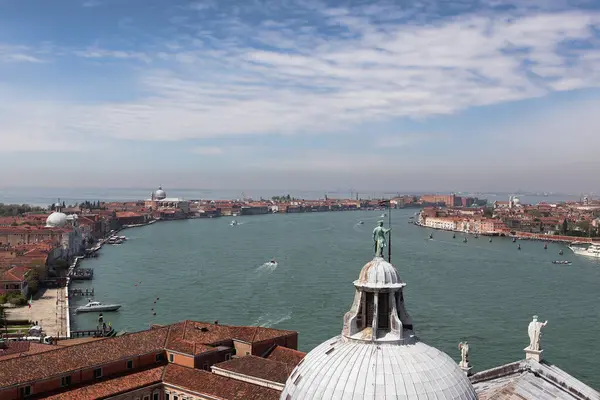 Venedik, İtalya - 30 Nisan 2019: San Giorgio Maggiore kilisesinin çan kulesinden Giudecca Kanalı manzarası. Kanal Giudecca Adası 'nı Dorsoduro bölgesinden ayırır..