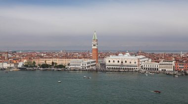 Venedik, İtalya - 30 Nisan 2019: Venedik 'teki St. Mark Meydanı Büyük Kanal boyunca binlerce turistin dolaştığı bir manzara.