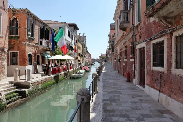 Venedik, İtalya - 01 Mayıs 2019: Venedik 'te turist kalabalığından uzakta, keşfedilecek daha az tekne trafiği olan birçok güzel mahalle var.
