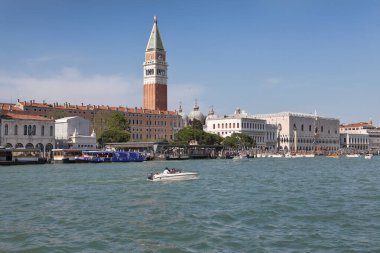 Venedik, İtalya - 01 Mayıs 2019: Birkaç tekne Venedik gölünün sularından geçiyor, Saint Mark Meydanı 'ndan geçiyor.