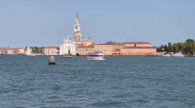 Venedik, İtalya - 01 Mayıs 2019: San Giorgio Maggiore Benedictine Kilisesi Giudecca adasındaki Fondamenta gezinti alanı boyunca yer almaktadır..